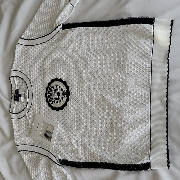 Chanel white and black logo badge t-shirt - Picture 12 of 16